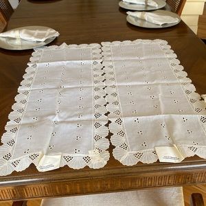 - Set of two table runner shell embroidery offwhite crew